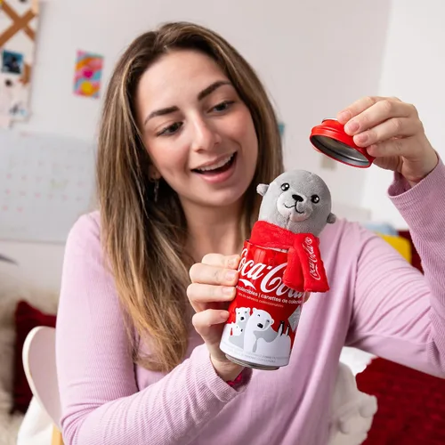 Vista 2 de ¡Latas de Coca-Cola Pop! Muñeco de peluche de 5" rellenable de 12oz en lata - El personaje variará - ¡Colecciónalos todos!