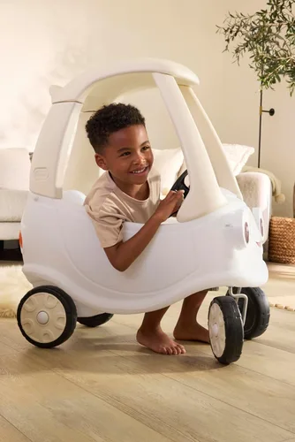 Vista 8 de Little Tikes Cloud Collection Cozy Coupé - Blanco, auto clásico de pie a piso, puerta de trabajo, volante, bocina, tabla de suelo extraíble, auto