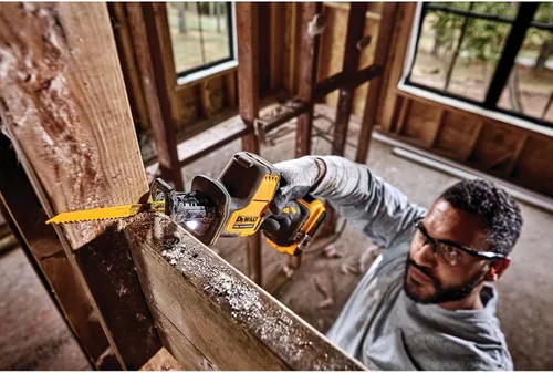Vista 3 de DEWALT Sierra recíproca ATOMIC 20V MAX* con una sola mano, inalámbrica, solo herramienta (DCS369B)