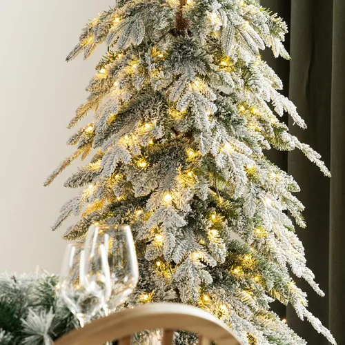 Vista 8 de Glitzhome Árbol de Navidad Artificial de 7.5 pies, Árbol de Navidad Tipo Lápiz Preiluminado con Efecto Nevado Chicago Frostwood Spruce con 350 Luces