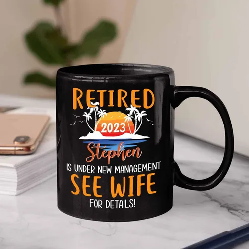 Vista 3 de Taza de café negra de jubilación personalizada, Jubilado está bajo nueva gestión, mira a la esposa para más detalles, taza de té de 11 15 onzas
