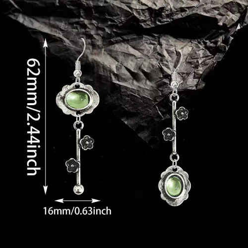 Vista 2 de Aretes colgantes hechos a mano, bohemios, vintage, de plata, asimetría, flor de ciruela, delicados aretes colgantes de flor de cristal verde cereza