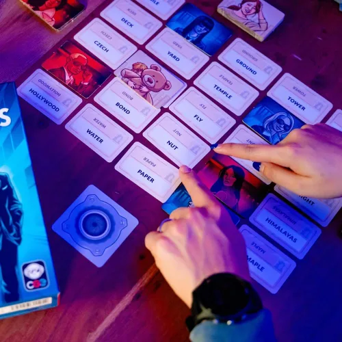 Vista 5 de CGE Codenames Juego de Mesa (2ª Edición) El Juego de Fiesta de Asociación de Palabras Ultra Secreto para Noches de Juegos con Amigos y Familia, 4+