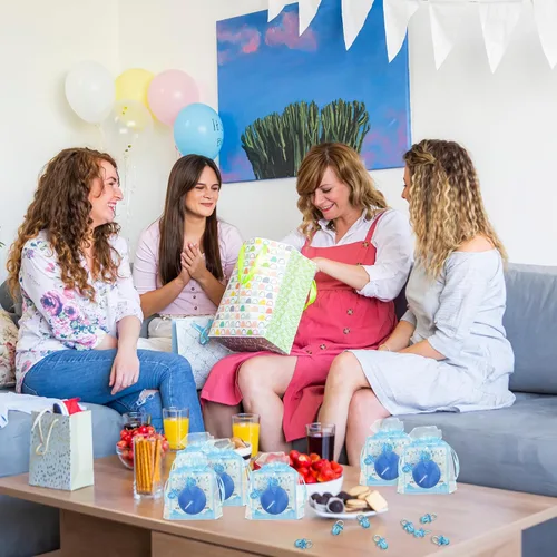 Vista 4 de Ctosree 50 juegos de regalos de baby shower para invitados que incluyen lindos chupetes de bebé, velas de té y etiquetas de agradecimiento, bolsas