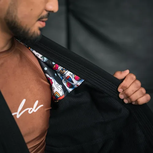 Vista 7 de Gold BJJ Calavera Jiu Jitsu Gi - Kimono de alta calidad con tejido dorado ultra fuerte, uniforme aprobado por la competencia IBJJF, Oro