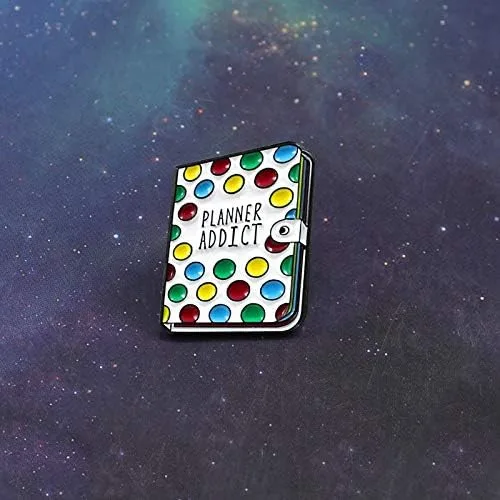 Vista 3 de Flairs New York - Broche de solapa esmaltado hecho a mano, Planificador adicto