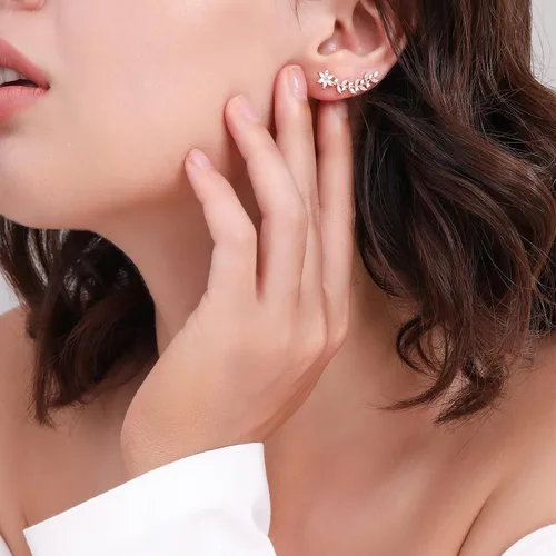 Vista 2 de Pendientes de oreja con orugas - Pendientes de plata de ley 925 chapados en oro de 14 quilates con diseño de flor