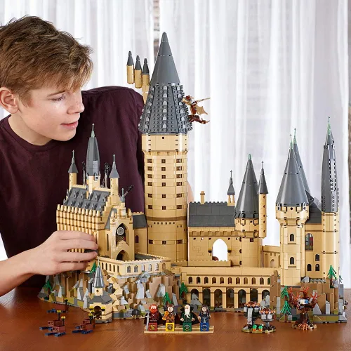 Vista 3 de LEGO Harry Potter Castillo de Hogwarts 71043 Set de Construcción - Kit de Modelo con Minifiguras, Incluye Varita, Barcos y Figura de Araña