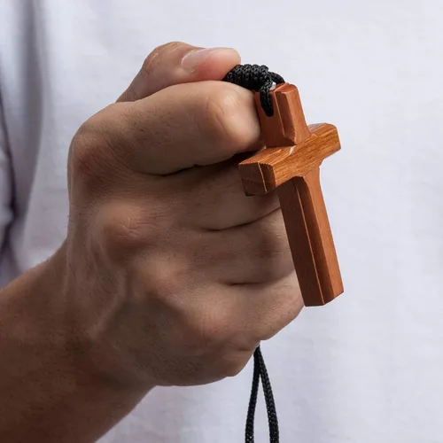 Vista 4 de Intercession crucifijo de madera con cuerda hecho en Brasil