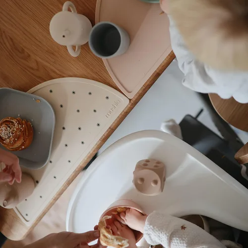 Vista 4 de mushie Mantel individual de silicona para niños, diseño antideslizante sin BPA (margarita negra)