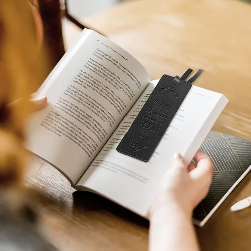 Vista 2 de FINPAC Marcadores de cuero para la Biblia, marcadores religiosos veganos, marcadores de versículos bíblicos, regalos de iglesia para mujeres y Negro