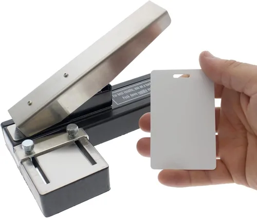 Vista 4 de Perforadora de ranura de identificación estilo grapadora resistente (rectángulo), con guías ajustables y base antideslizante para PVC, plástico
