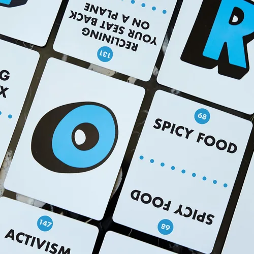 Vista 4 de Juego de prioridades de Hasbro Games Un juego de fiesta de opciones absurdas Divertidos juegos de cartas para adultos y adolescentes A partir