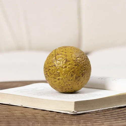 Vista 4 de Decoración para mesa de hierro decorativo Esfera Orbes Bolas decorativas Bola de damasco hueco de metal amarillo de 3,35 pulgadas para floreros
