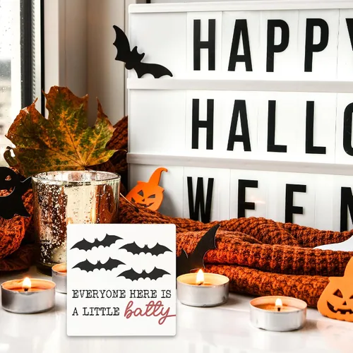 Vista 3 de Letrero de madera de Halloween de 5 pulgadas – Everyone Here Is A Little Batty – Letrero de madera rústica de murciélagos espeluznantes – Decoración