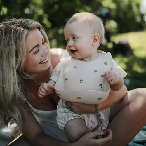 Vista 19 de Mushie - Babero de silicona para bebé, ajustable y resistente al agua (abejas) De 4 a 24 meses, lavable a máquina, correa ajustable