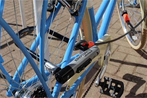 Vista 5 de Kryptonite Kryptolok - Candado en U estándar para bicicleta con cable, candado antirrobo resistente para bicicleta, grillete de 12.7 mm y cable