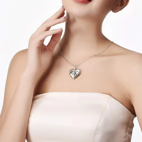 Vista 6 de MUERDOU Collar con medallón de mariposa que sostiene imágenes iniciales del alfabeto en forma de corazón con foto y recuerdo