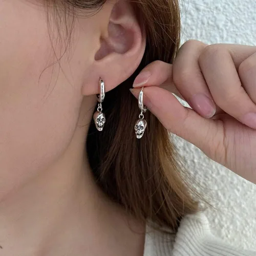 Vista 4 de Blingsoul Pendientes de calavera de terror Mare Night - Antes de Navidad Skellington Crystal Pave Jewelry