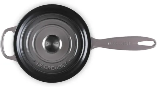 Vista 2 de Le Creuset - Cacerola esmaltada con firma de hierro fundido, 2.25 cuartos de galón, Ostión
