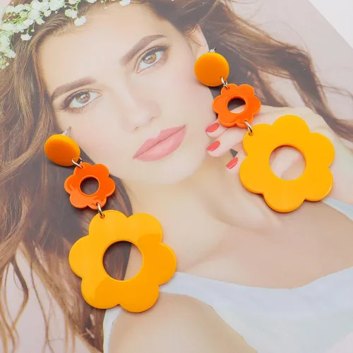 Vista 7 de Aretes acrílicos de flores para mujer, aretes colgantes de doble margarita, aretes florales de flores de resina para mujer, aretes Y2K de flores