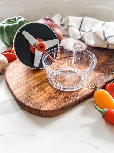 Vista 3 de Küchenprofi Picador de verduras y frutas, 3.4 pulgadas de diámetro x 4.5 pulgadas de alto, blanco, contemporáneo, mini picador de alimentos
