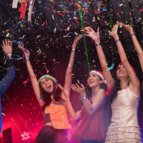 Vista 4 de OUCHAN Pulseras holográficas de plástico para fiestas, color azul, paquete de 500 pulseras de vinilo para eventos, clubes, reuniones de música