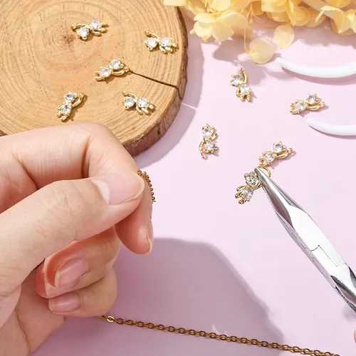 Vista 4 de KitBeads 5 dijes de oso de circonita cúbica chapados en oro de 18 quilates, lindos dijes de animales colgantes para hacer pulseras de joyería