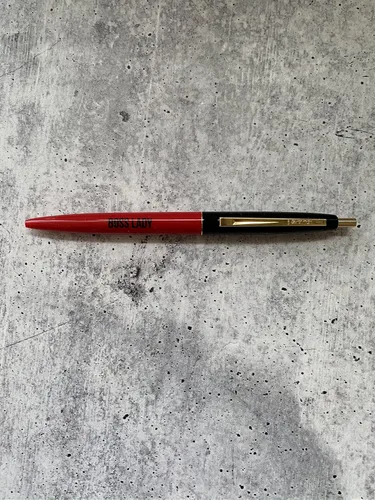 Vista 6 de Get Bullish Boss Lady - Bolígrafo recargable de dos tonos en rojo cereza y negro