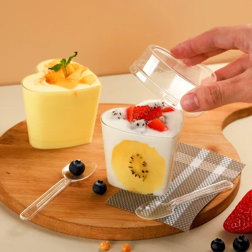 Vista 7 de Paquete de 100 mini vasos de plástico transparente con tapas, recipiente de yogur en forma de corazón de 5 onzas para fiestas, aperitivos