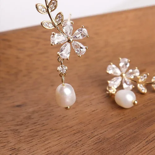 Vista 8 de Sonateomber Aretes pequeños de circonita cúbica, delicados aretes curvados para cartílago para mujer, joyería colgante de cristal con diamantes