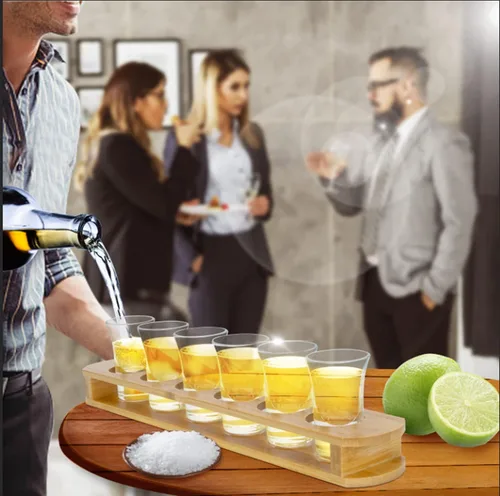 Vista 7 de D&Z Vasos de chupito de 1 oz con soporte, juego de vasos de chupito en bandeja de madera de bambú, 6 vasos de chupito de base pesada para whisky