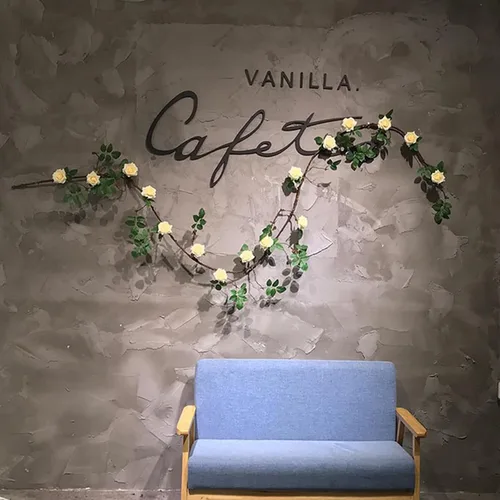 Vista 5 de Guirnalda de flores artificiales para colgar en la pared, de 118 pulgadas para colgar en la pared, guirnalda de plantas falsas para jardín, al aire