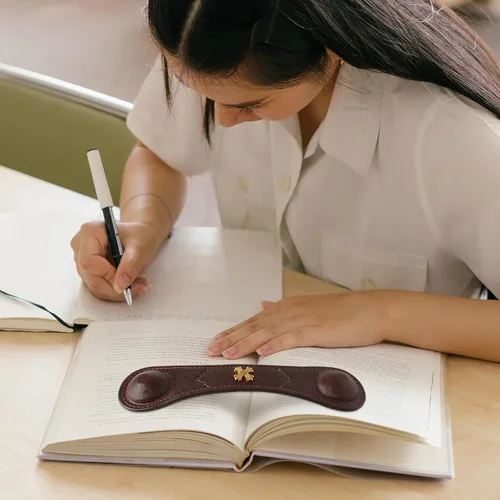 Vista 2 de Soporte para páginas de peso para libros, de cuero auténtico, para hombres y mujeres, marcadores ponderados para libros de cocina, regalo