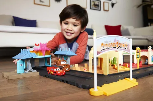 Vista 2 de Mattel Disney y Pixar Cars On The Road Playset con 2 vehículos de juguete y cuenta regresiva iluminada, incluye Lightning McQueen y Mater Truck