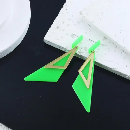 Vista 2 de Aretes de neón retro de los años 80 para mujer, aretes colgantes de neón triangulares acrílicos, coloridos aretes geométricos de gota, brillantes