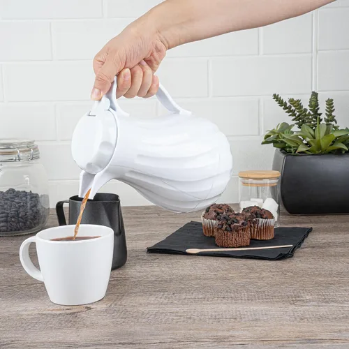 Vista 5 de Restaurantware Paquete de 10 jarras térmicas de plástico de 20 onzas con mango ergonómico, cafetera blanca con boquilla sin goteo, para catering