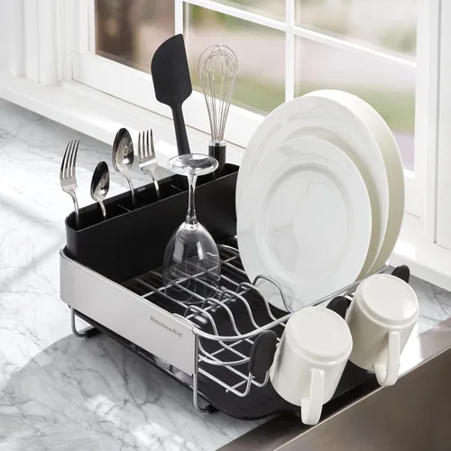 Vista 5 de KitchenAid Escurridor de platos compacto, que ahorra espacio, resistente al óxido con organizador de cubiertos extraíble y bandeja de escurrido Negro