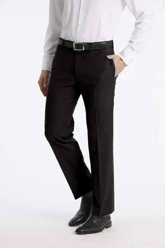 Vista 2 de Calvin Klein Pantalón de vestir de ajuste moderno para hombre, Negro