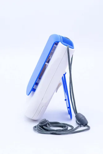 Vista 2 de O2COOL Ventilador de collar de lujo, alimentado por pilas, ventilador de refrigeración personal manos libres con cordón ajustable, soporte de mesa +