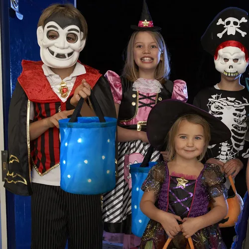 Vista 7 de Shappy 2 bolsas de dulces de Halloween con luz LED, para dulce o truco, cubo de dulces de Halloween, multiusos, reutilizable, para suministros