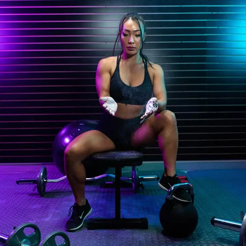 Vista 5 de Cannon Sports Polvo de tiza para gimnasio, 3 libras de carbonato de magnesio, tiza suelta con bolsa resellable y bolsa de tiza, agarre profesional