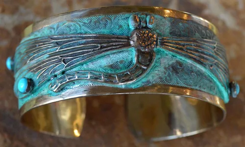Vista 2 de Elaine Coyne Verdigris Patina - Pulsera decorativa con libélula y arte, color turquesa