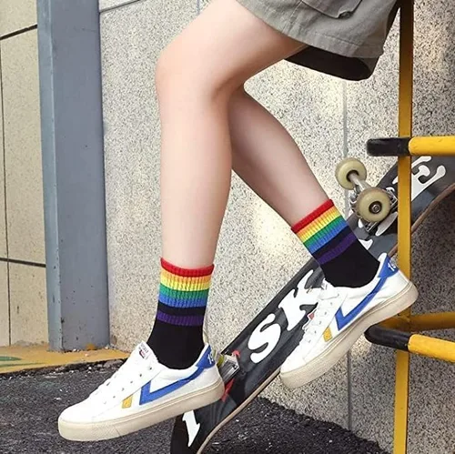 Vista 2 de 6 pares de calcetines de arco iris para mujer, a rayas, retro, calcetines atléticos para correr, calcetines casuales de algodón, blanco y negro
