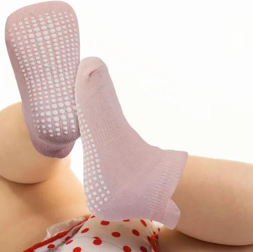 Vista 5 de Geyoga 12 pares de rodilleras antideslizantes para bebés y calcetines antideslizantes para bebés y niños pequeños protectores de rodilla