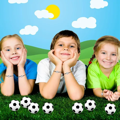 Vista 6 de Juego de 48 piezas de suministros de fiesta de fútbol, 24 pulseras inspiradoras de fútbol, 24 mini bolas de espuma antiestrés para deportes, fiesta