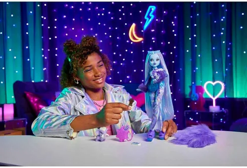 Vista 2 de Muñeca Monster High, Abbey Bominable Yeti de moda con mamífero mamut mascota y accesorios temáticos Muñeca Yeti en ropa morada peluda con mamut