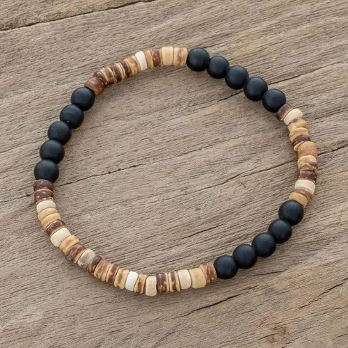 Vista 4 de NOVICA Pulsera de cuentas de concha de coco ónix de 7.5 pulgadas, fuerza de tierra