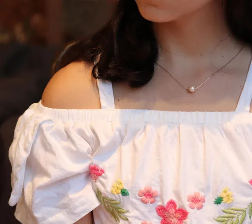 Vista 7 de Collar de hija relleno de oro de mamá o papá, collar clásico de perlas blancas con mensaje significativo, listo para regalar