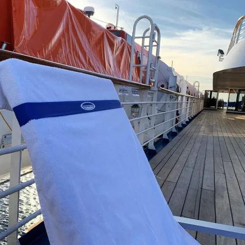 Vista 2 de Cruise On Bandas de toalla para sillas de crucero (paquete de 4), mejor alternativa a los clips de toalla para playa, piscina y barcos, esencial